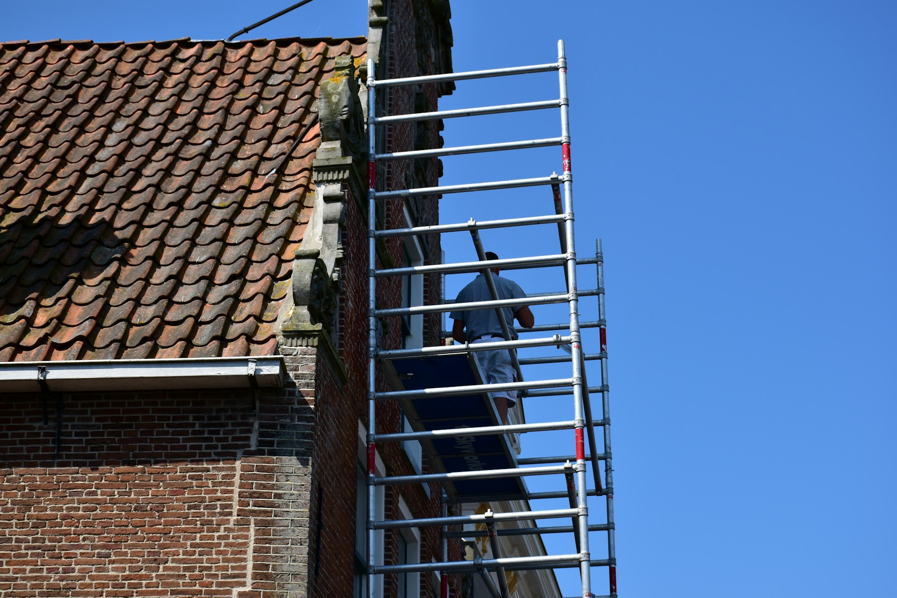 Peinture d'une façade extérieure en cours de ravalement