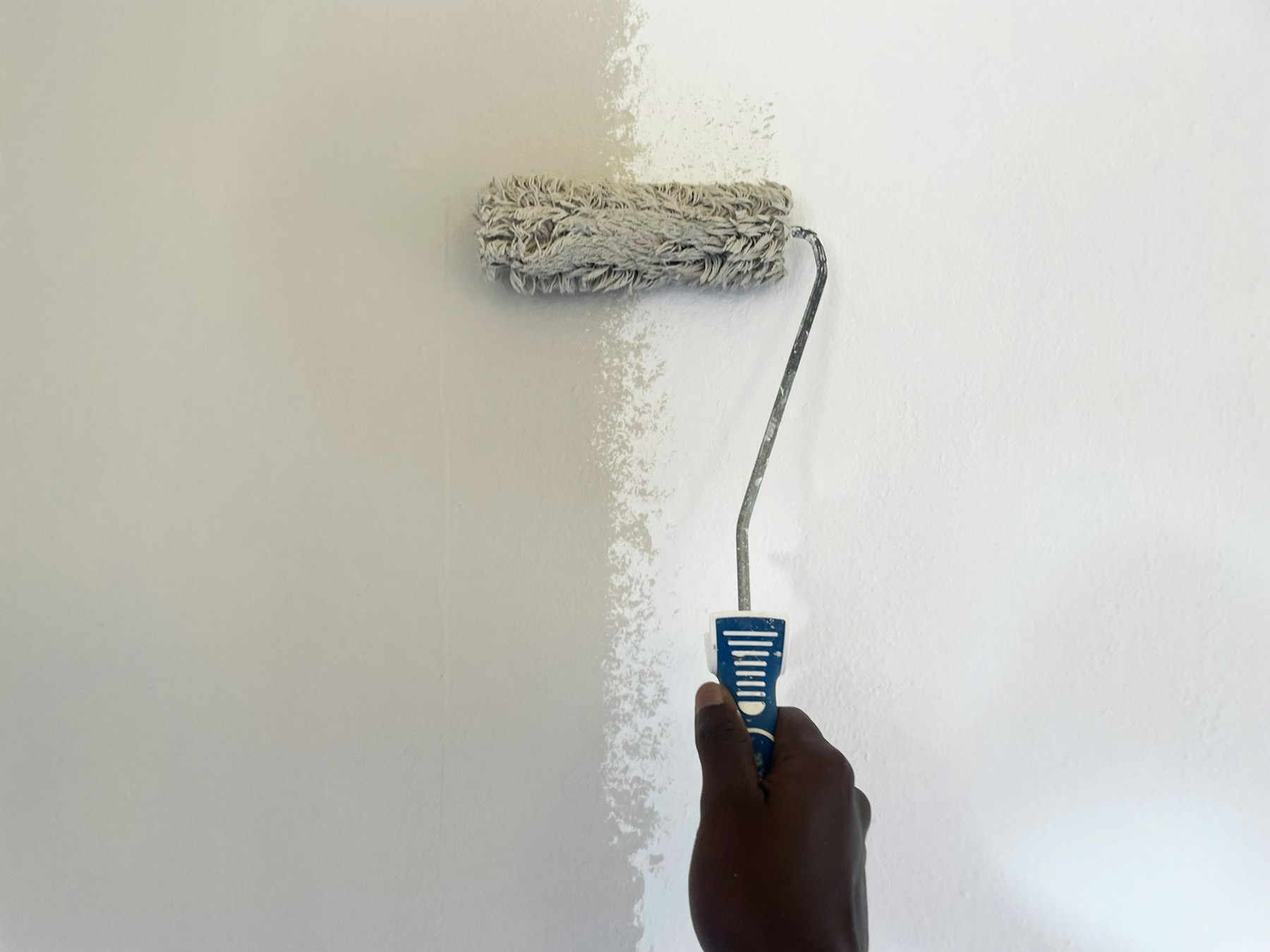 Peinture intérieure d'un salon moderne en blanc cassé